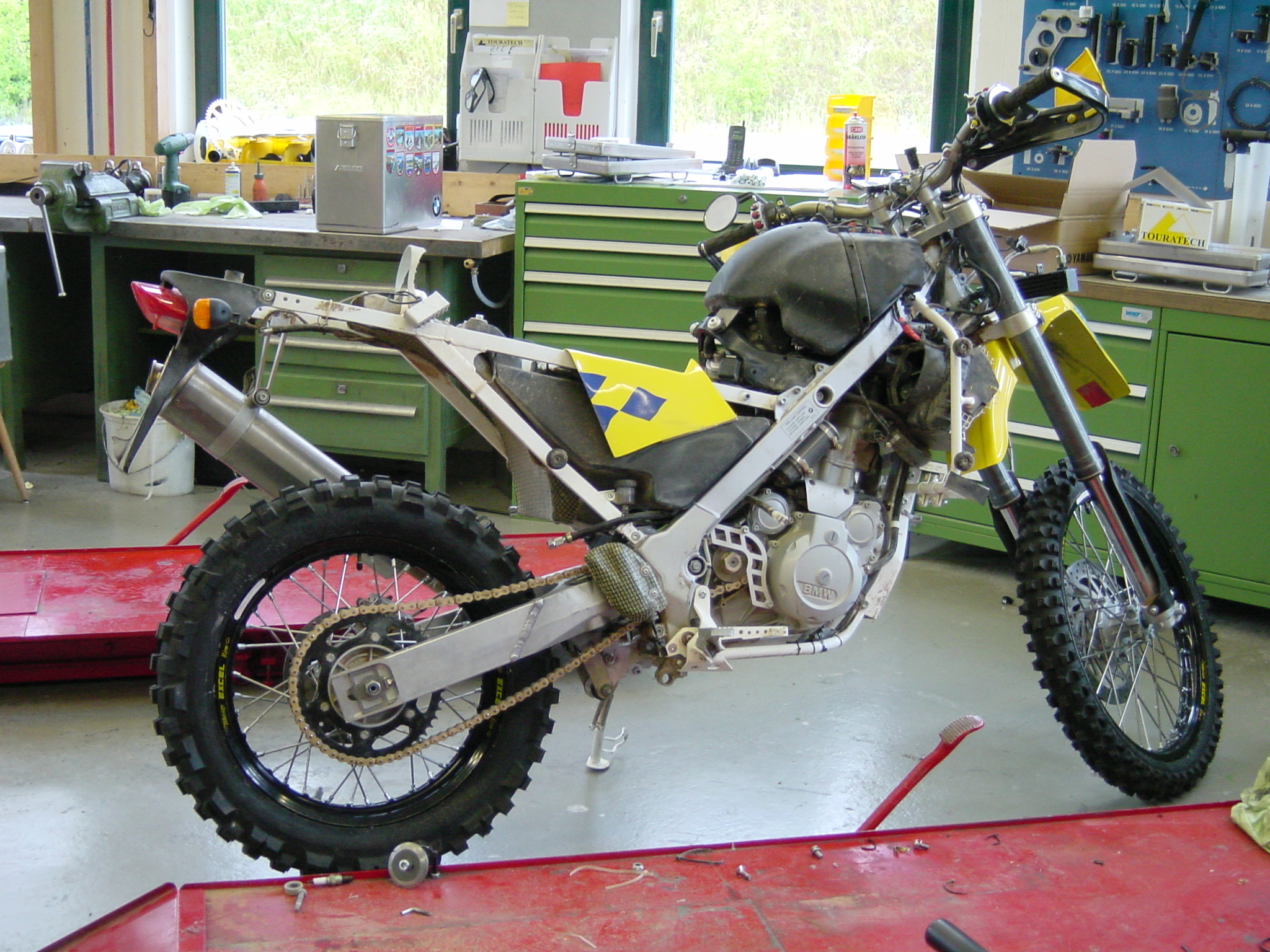 www.dhpmoto.com/Reports/F650%20Rallye/Patrick%27s%20Bike-Repair/Patrick%27s%20bik.JPG